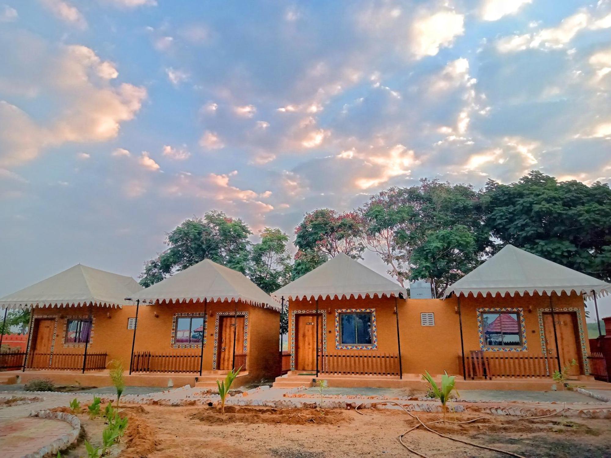 Santkrupa Villa Resort Nakhtarana ภายนอก รูปภาพ